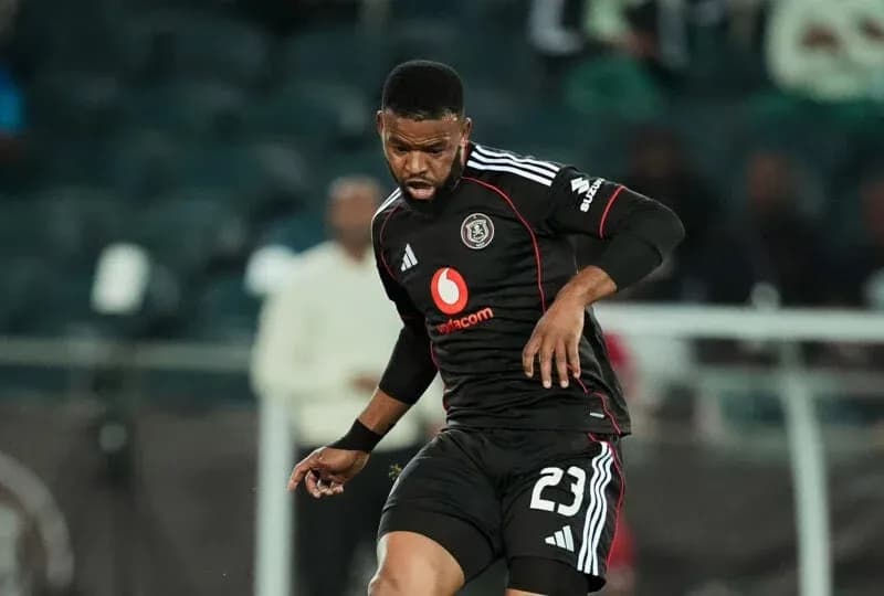 Jugador de Orlando Pirates en acción durante el partido