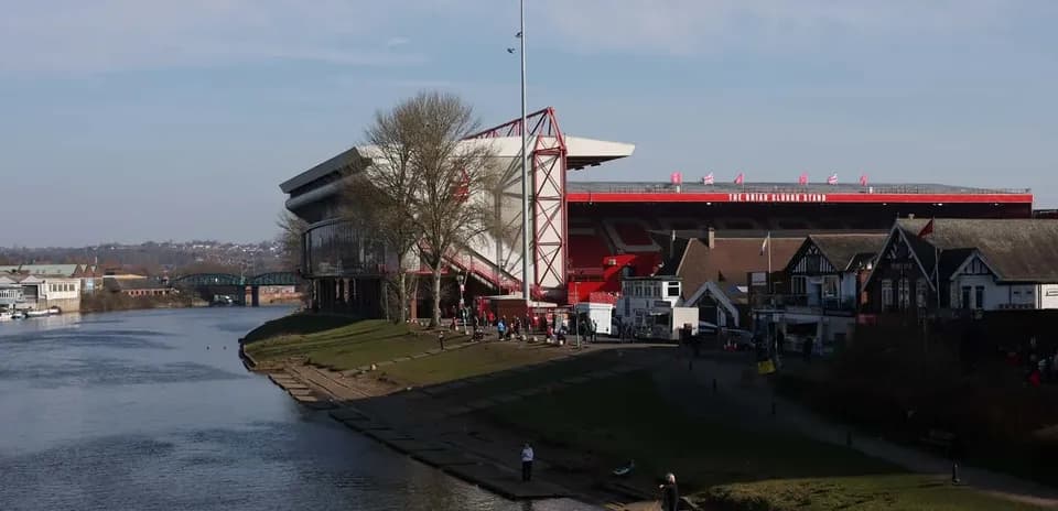 Estadio The City Ground junto al río y edificios