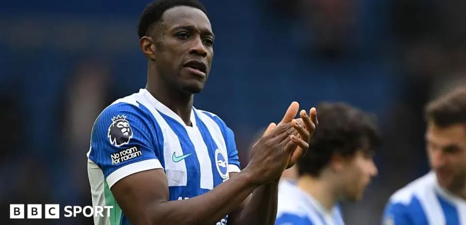 Jugador aplaudiendo en el campo de fútbol