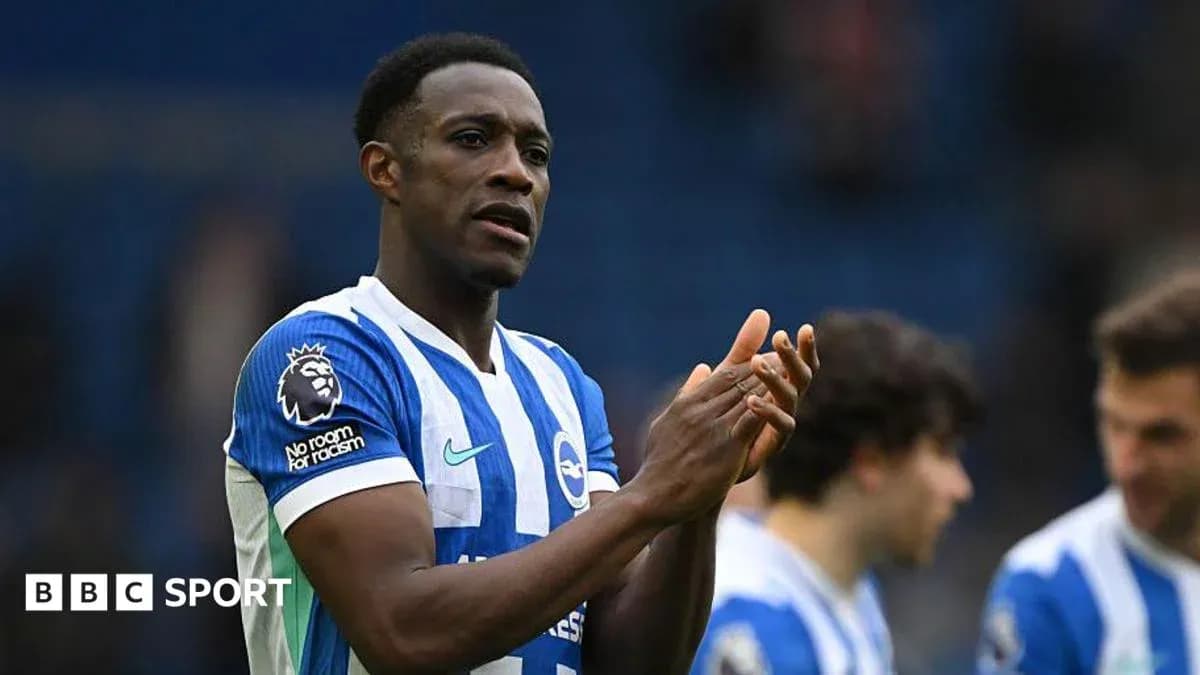 Jugador aplaudiendo en el campo de fútbol