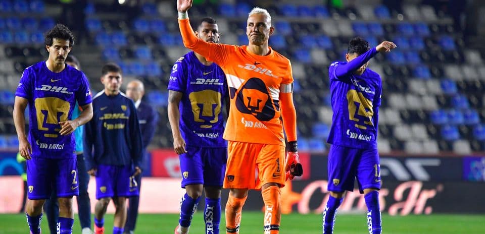 Jugadores de Pumas celebrando en el campo