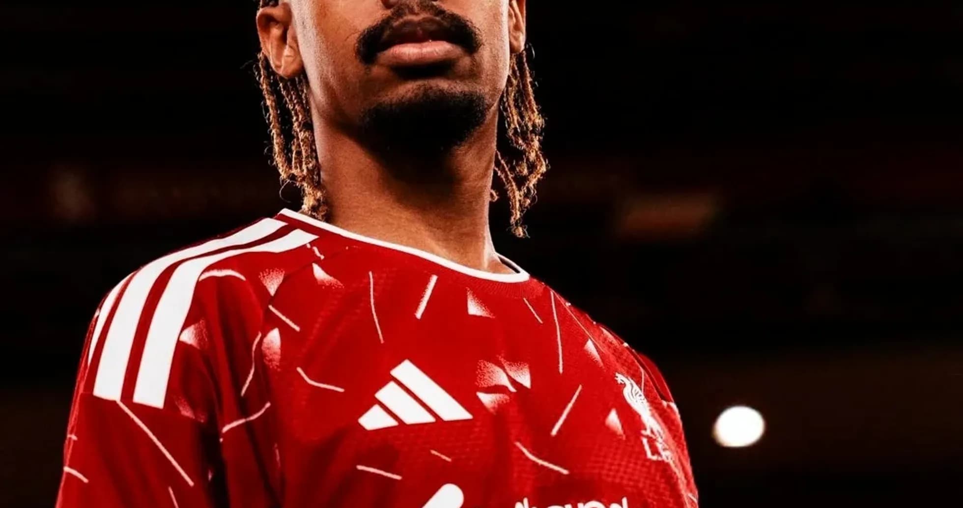 Jugador con camiseta roja posando para la foto