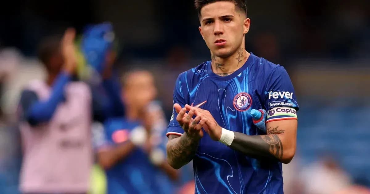 Jugador de Chelsea aplaudiendo en el campo