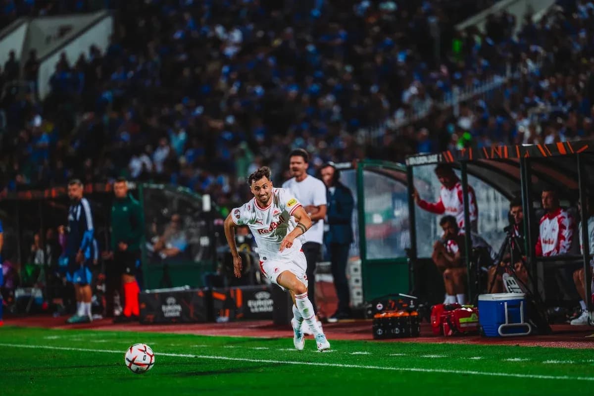 Jugador de Red Bull Salzburg en el campo