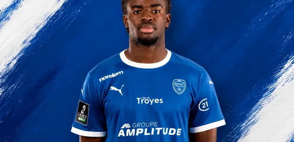 Jugador de ESTAC Troyes con camiseta azul