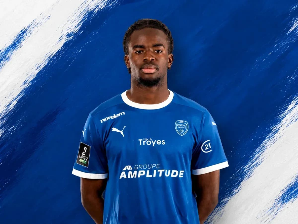 Jugador de ESTAC Troyes con camiseta azul