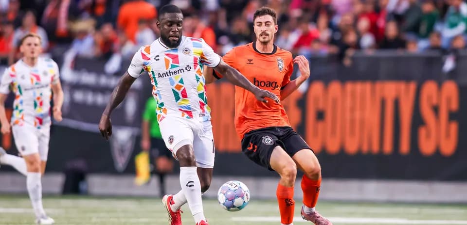 Jugador corriendo con el balón durante el partido