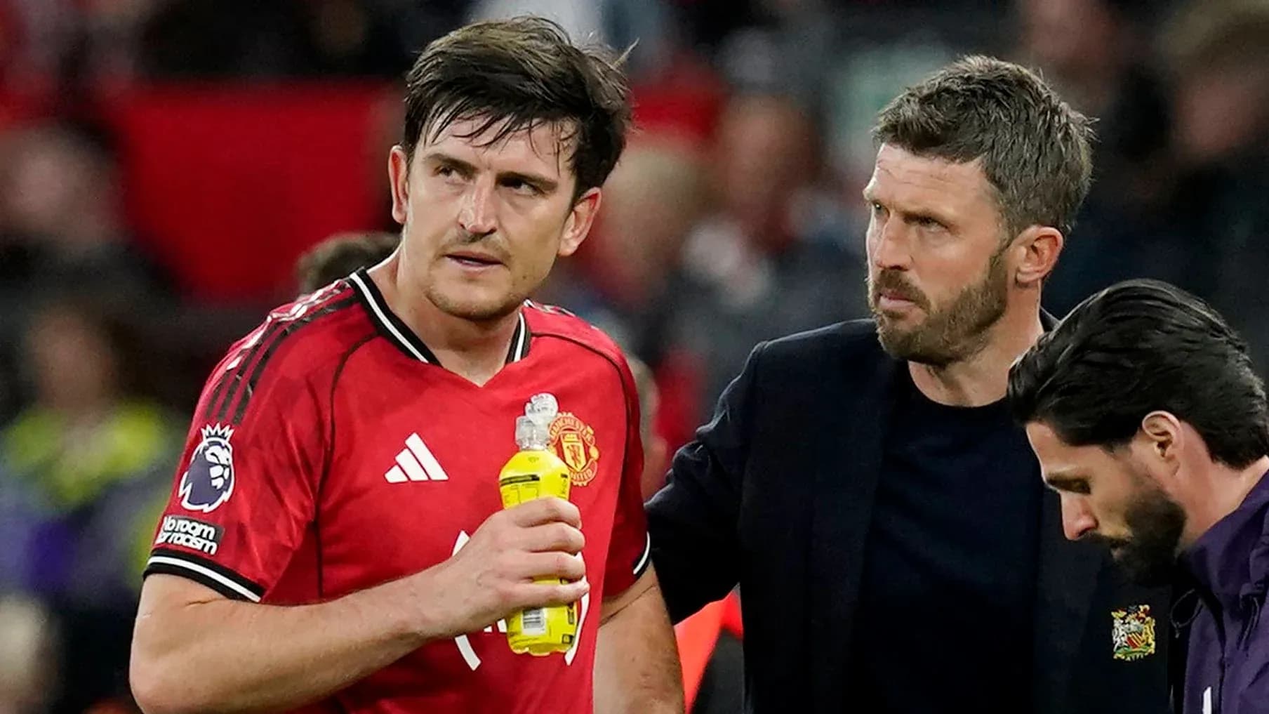 Jugador de Manchester United recibiendo atención médica