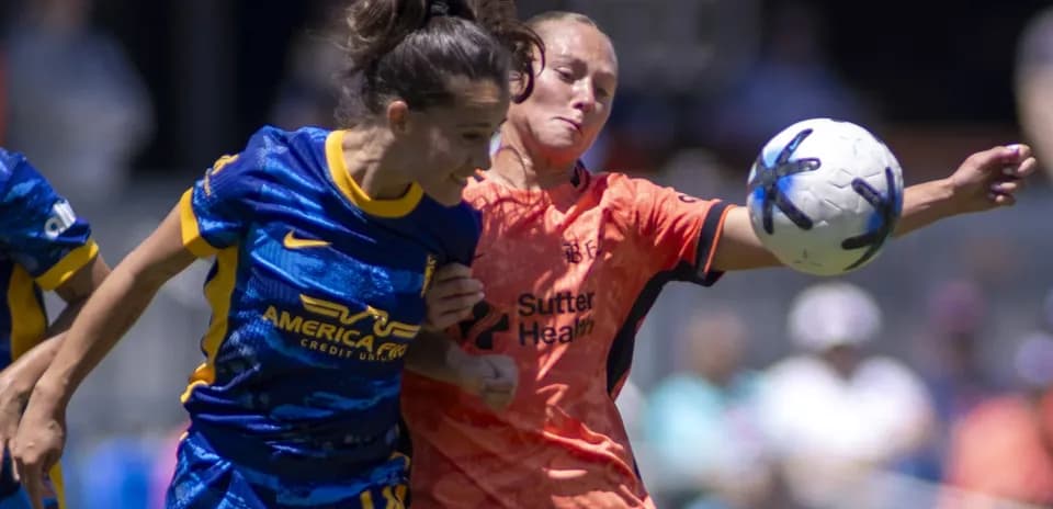 Dos jugadoras compitiendo por el balón en el partido