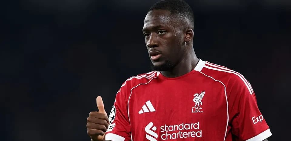 Jugador de Liverpool mostrando pulgar hacia arriba
