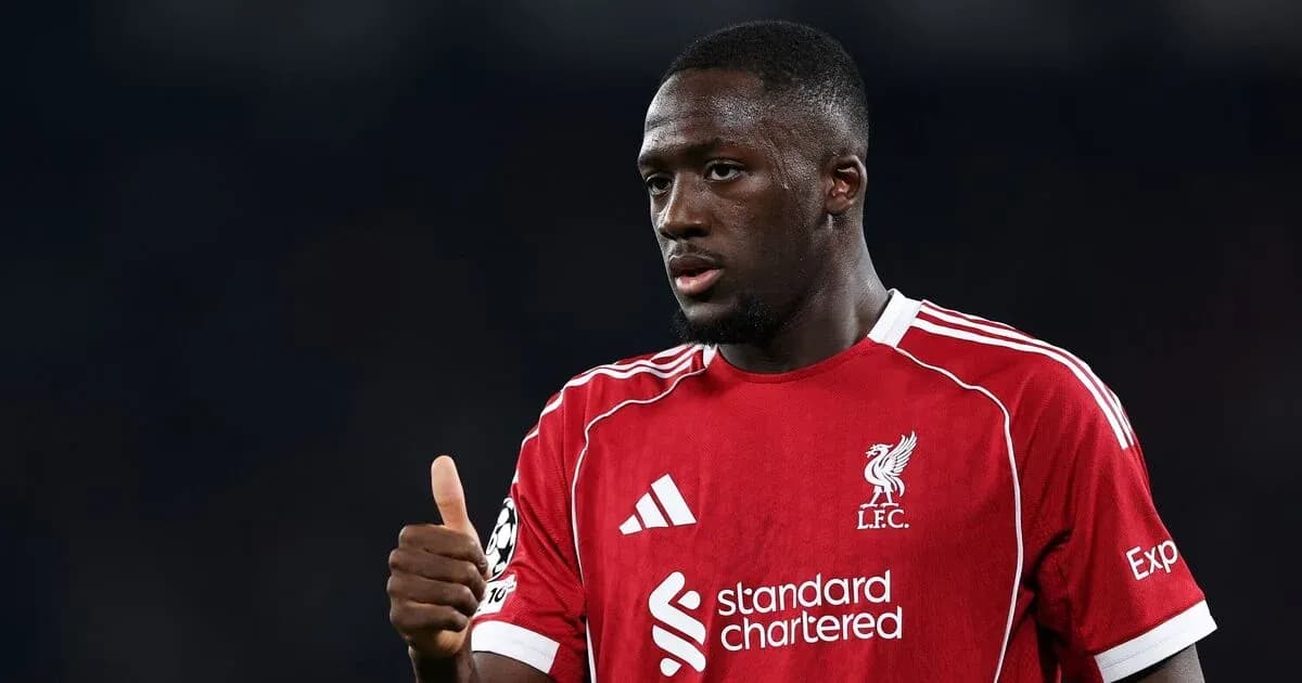 Jugador de Liverpool mostrando pulgar hacia arriba