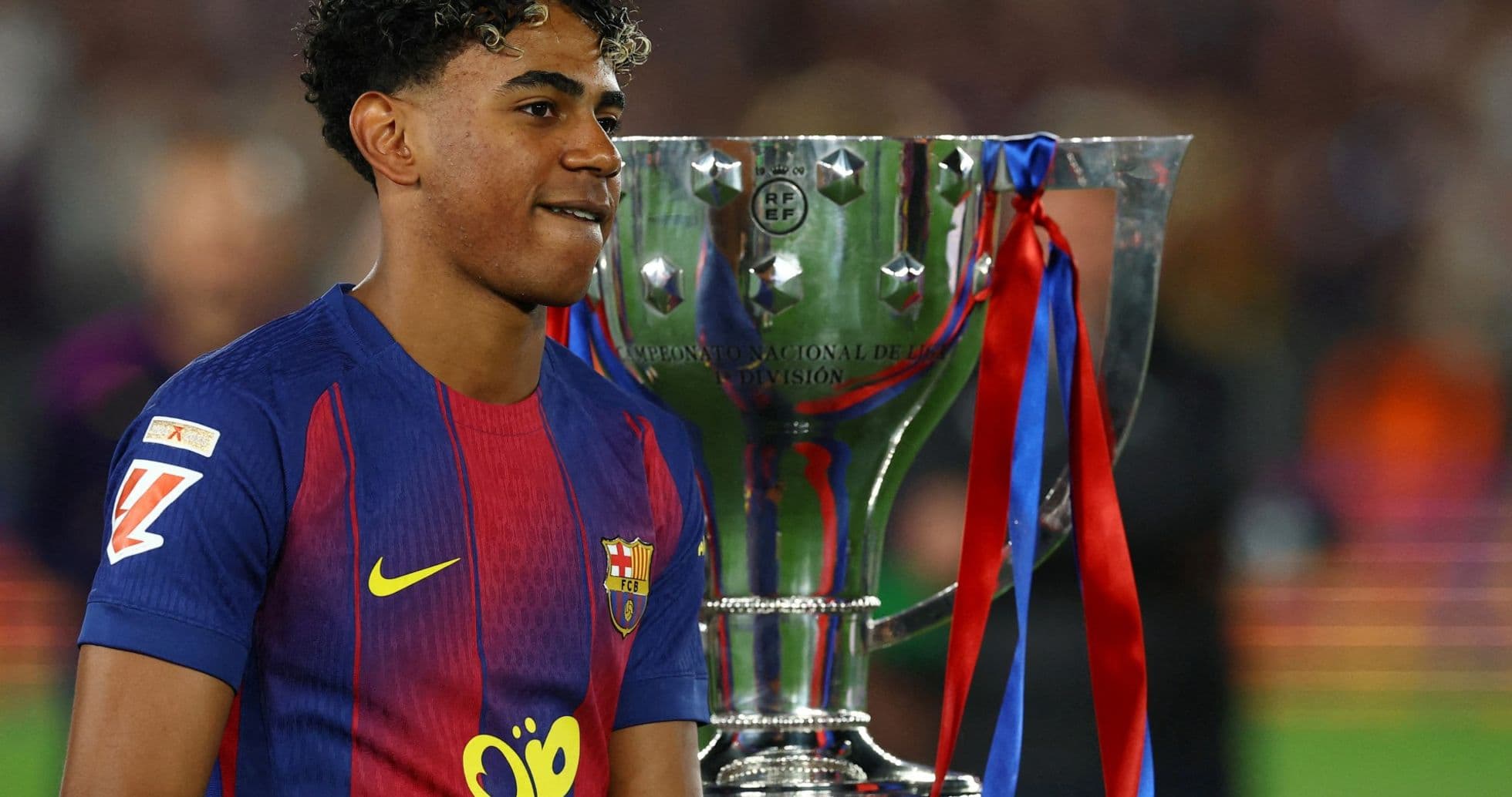 Jugador de Barcelona junto al trofeo de campeón