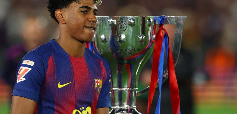 Jugador de Barcelona junto al trofeo de campeón