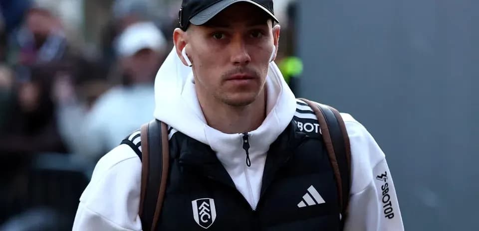 Jugador llegando con chaqueta y auriculares