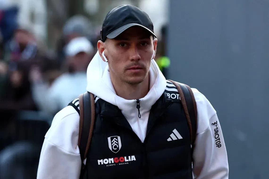 Jugador llegando con chaqueta y auriculares