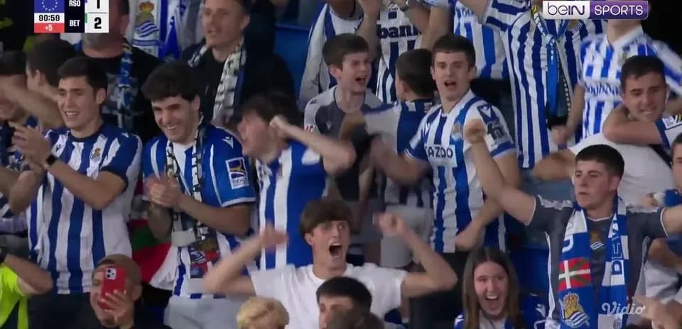 Aficionados de la Real Sociedad celebrando