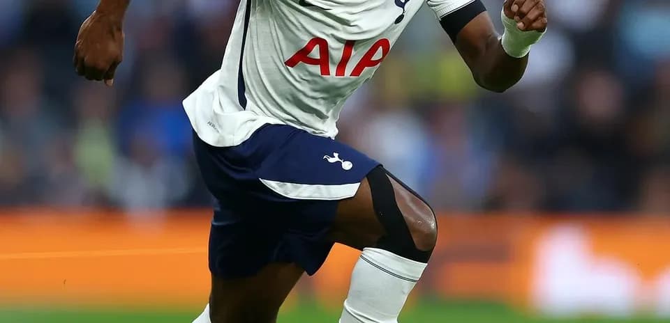 Jugador de Tottenham corriendo tras el balón