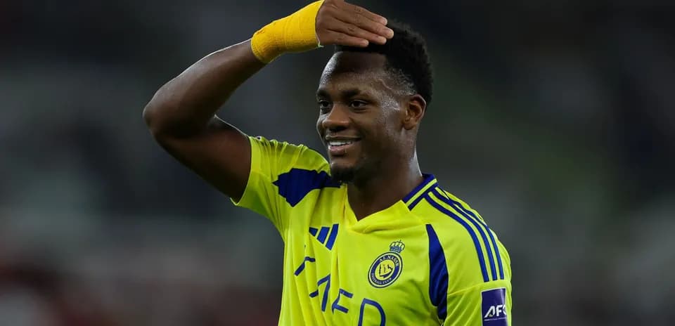 Jugador de Al Nassr saludando al público durante el partido