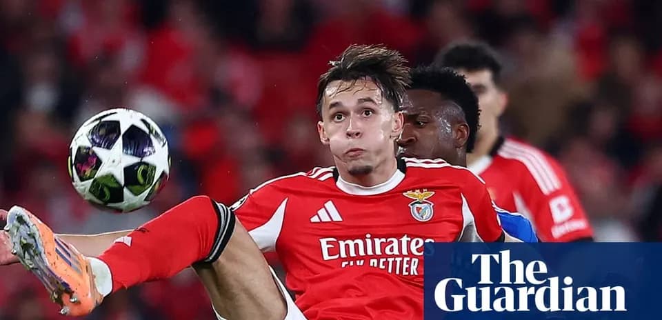 Jugador de Benfica en acción con el balón