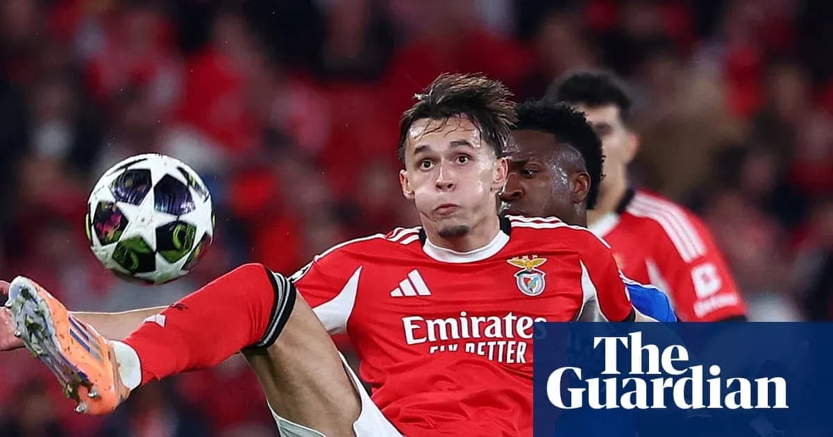 Jugador de Benfica en acción con el balón