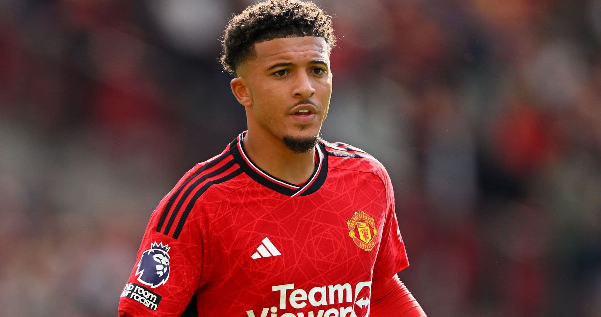 Jugador de Manchester United en uniforme rojo durante partido