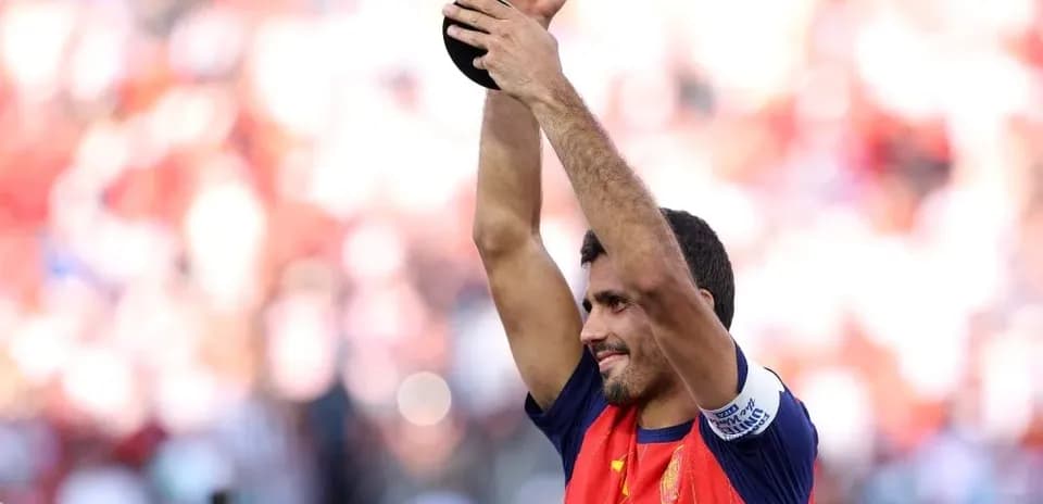 Jugador levantando trofeo en celebración de victoria