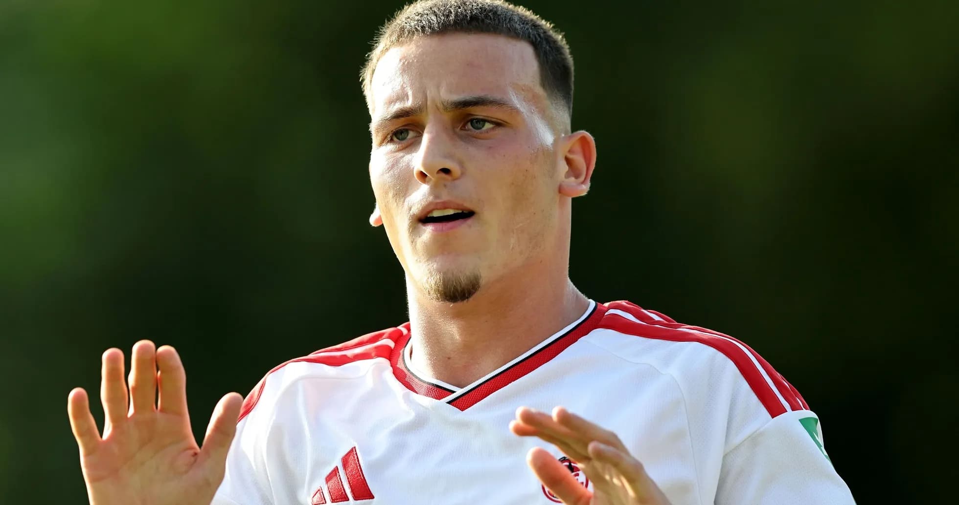 Jugador en camiseta blanca con detalles rojos
