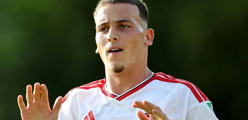 Jugador en camiseta blanca con detalles rojos