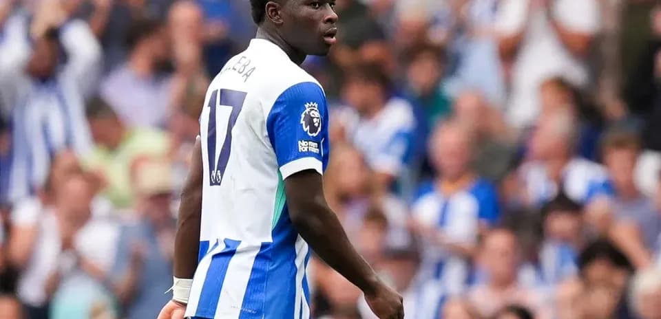Jugador con camiseta de Brighton en el campo