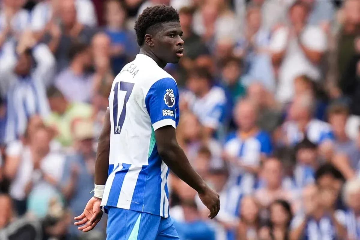 Jugador con camiseta de Brighton en el campo