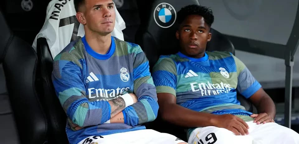 Jugadores del Real Madrid sentados en el banquillo