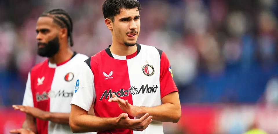 Jugador de Feyenoord en el campo durante el calentamiento