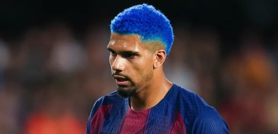 Jugador de Barcelona con cabello azul en partido