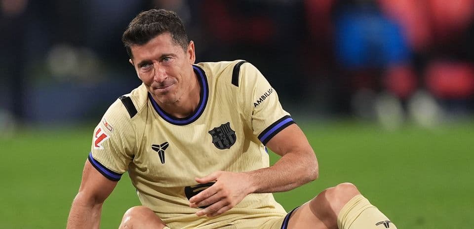 Jugador de fútbol sentado en el campo de juego