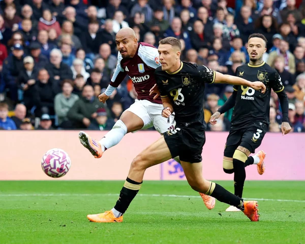 Jugadores de Burnley y Aston Villa en acción