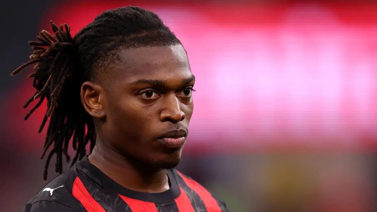 Jugador en primer plano con camiseta de equipo