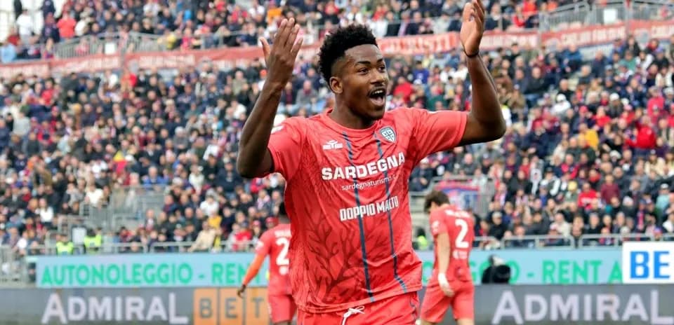 Jugador de Cagliari celebrando un gol en el estadio
