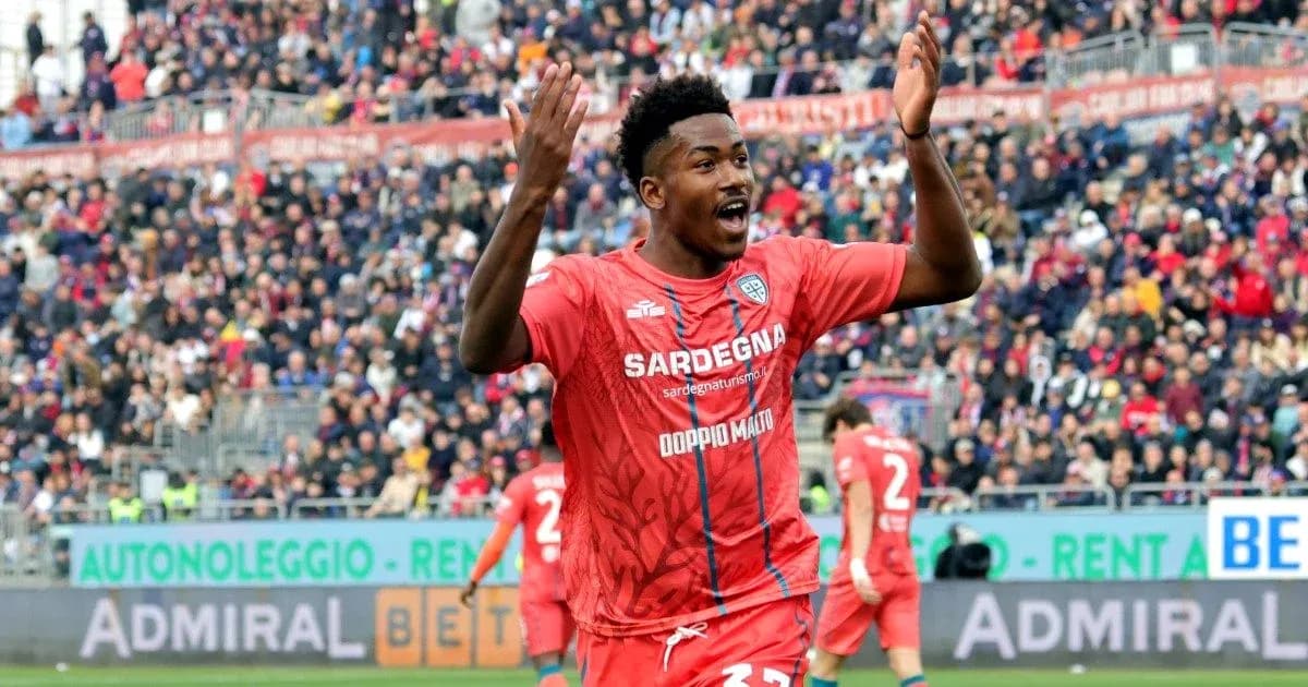 Jugador de Cagliari celebrando un gol en el estadio