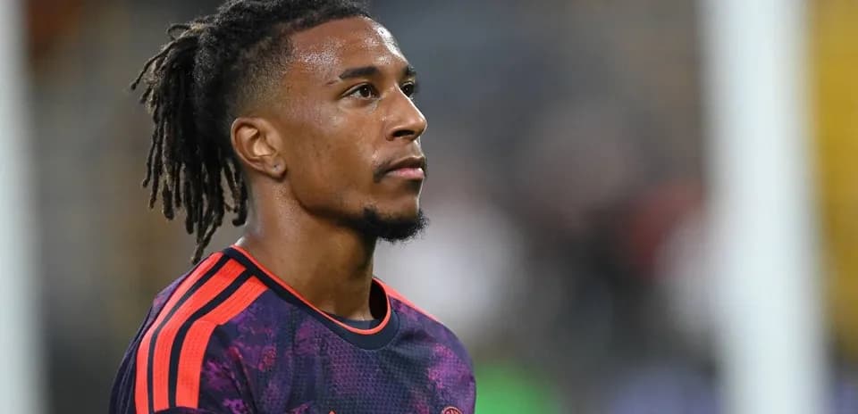 Jugador de fútbol con camiseta de entrenamiento en campo