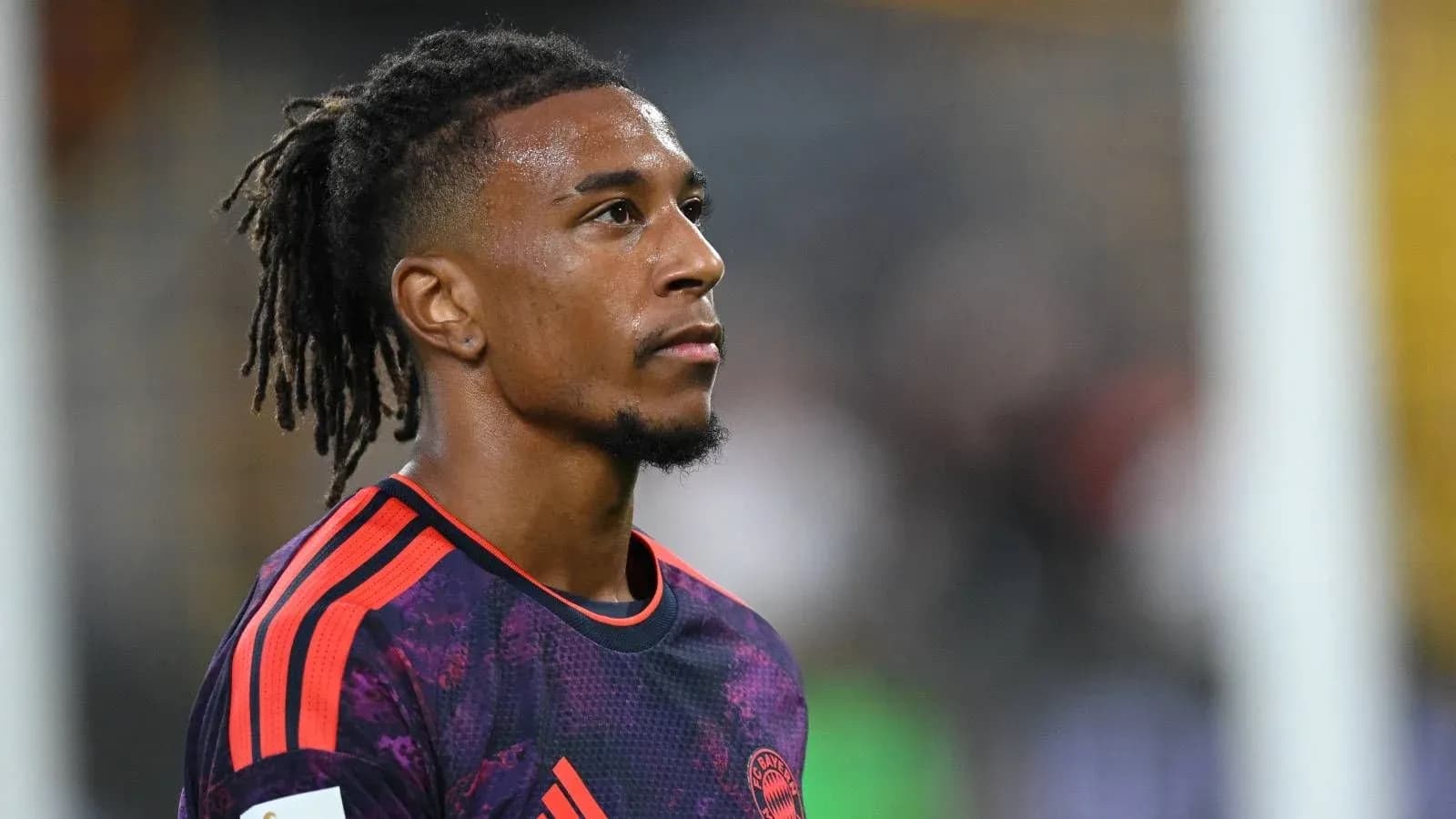 Jugador de fútbol con camiseta de entrenamiento en campo