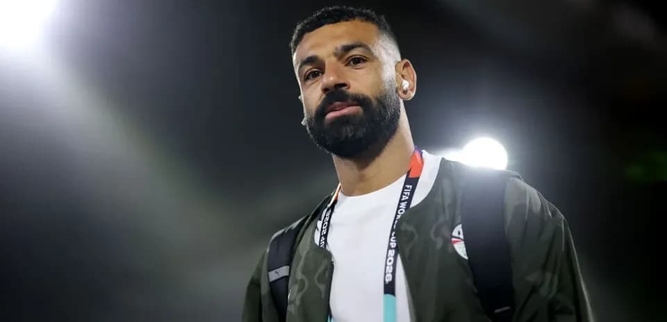 Jugador caminando con mochila en estadio iluminado