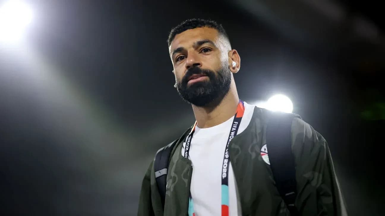 Jugador caminando con mochila en estadio iluminado