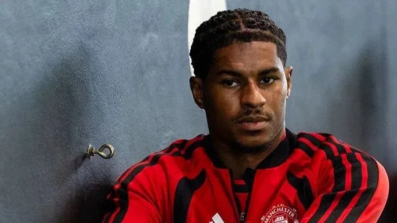 Jugador posando en vestimenta de entrenamiento roja