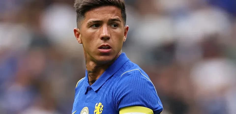 Jugador con banda de capitán durante partido