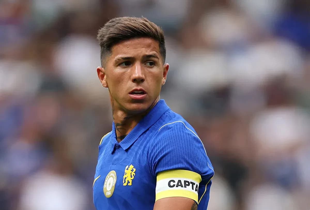 Jugador con banda de capitán durante partido