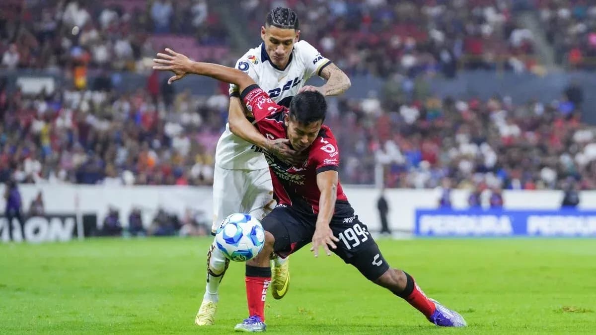 Un jugador de Atlas disputa el balón