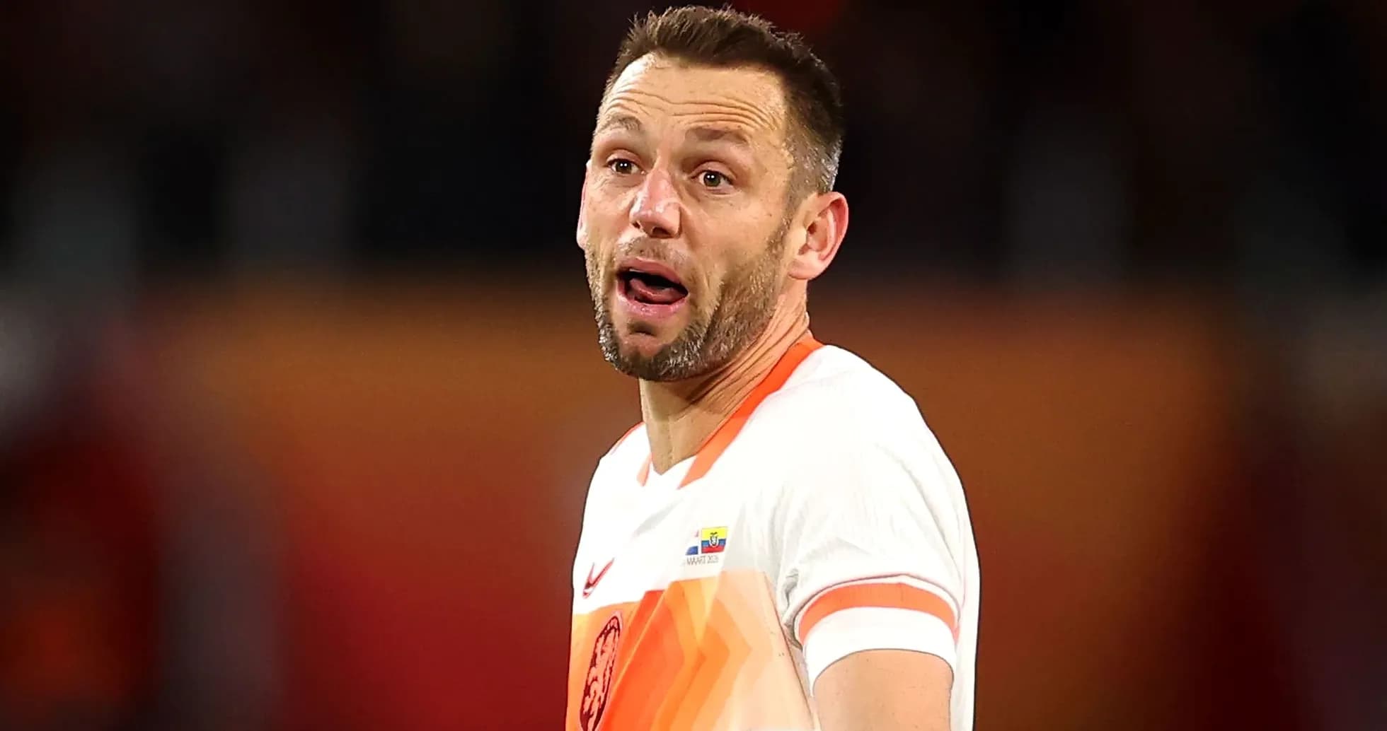 Jugador en acción durante un partido de fútbol