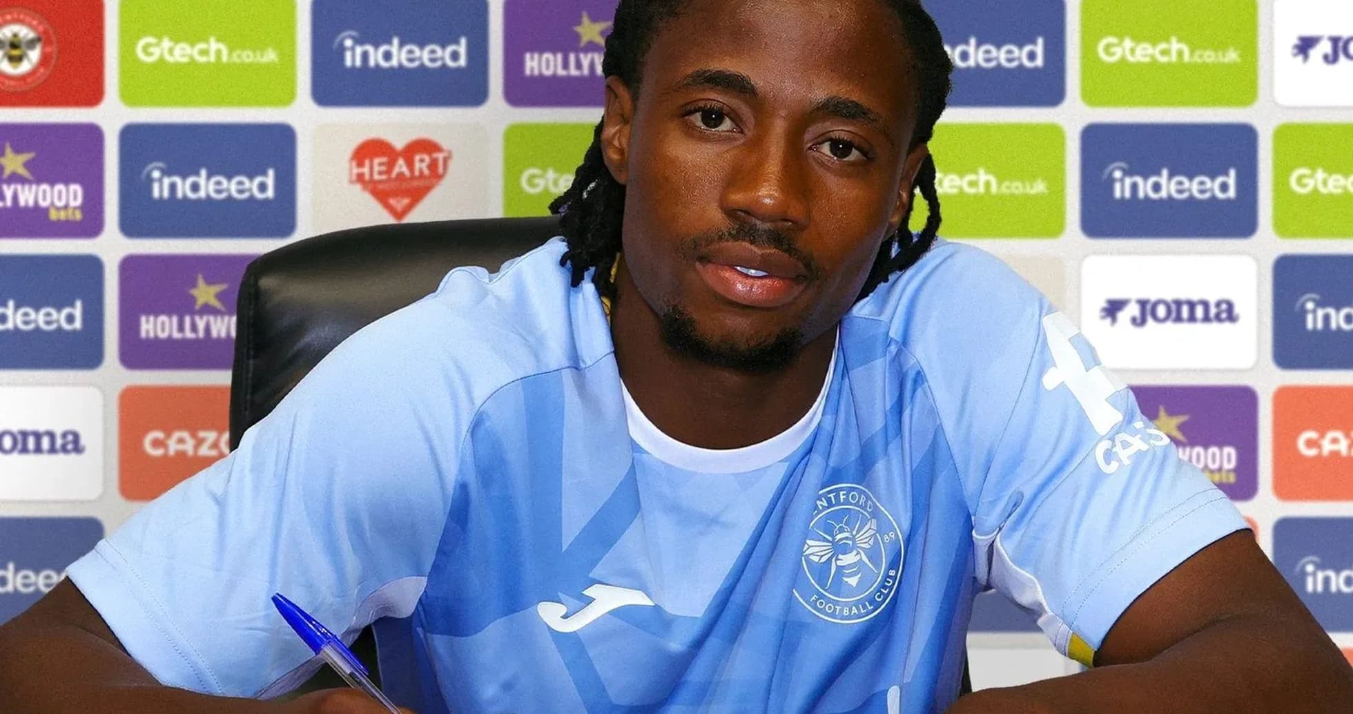 Jugador firmando contrato en conferencia de prensa