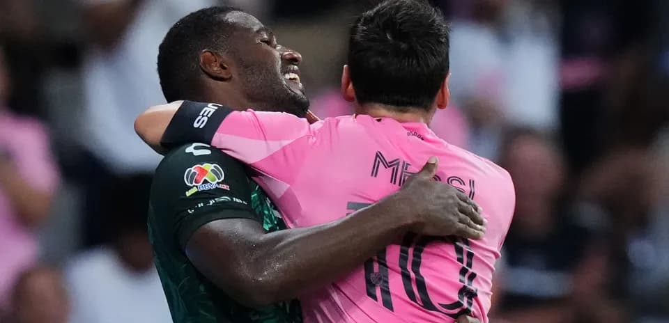 Jugadores abrazándose después de un partido de fútbol