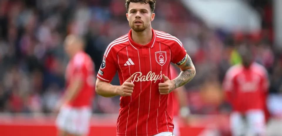 Jugador del Nottingham Forest corriendo en el campo